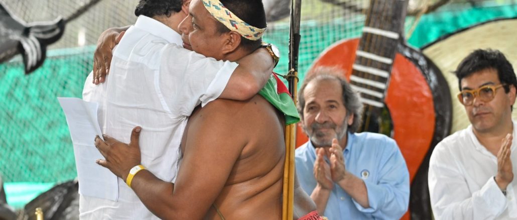 Abrazo indígena al Presidente Gustavo Petro en El Tarra Norte de Santander. Colombia