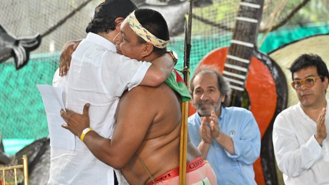 Abrazo indígena al Presidente Gustavo Petro en El Tarra Norte de Santander. Colombia